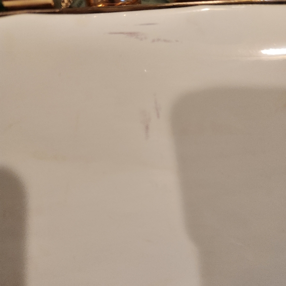 White floral bag. Can be carried as a clutch. Gold chain strap. - Picture 6 of 7